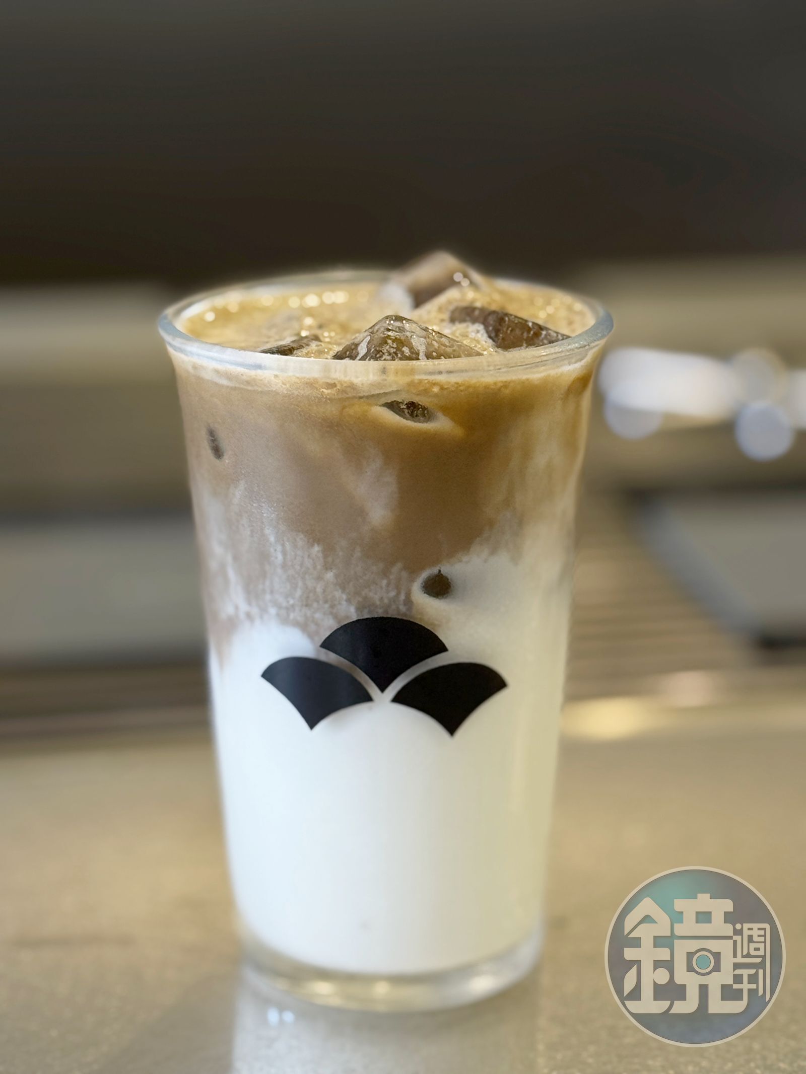 「TH&Eacute; WHISK沫茶」有阿里山金萱、坪林鐵觀音、台東紅烏龍共3種口味，圖為坪林鐵觀音。（180元／杯）