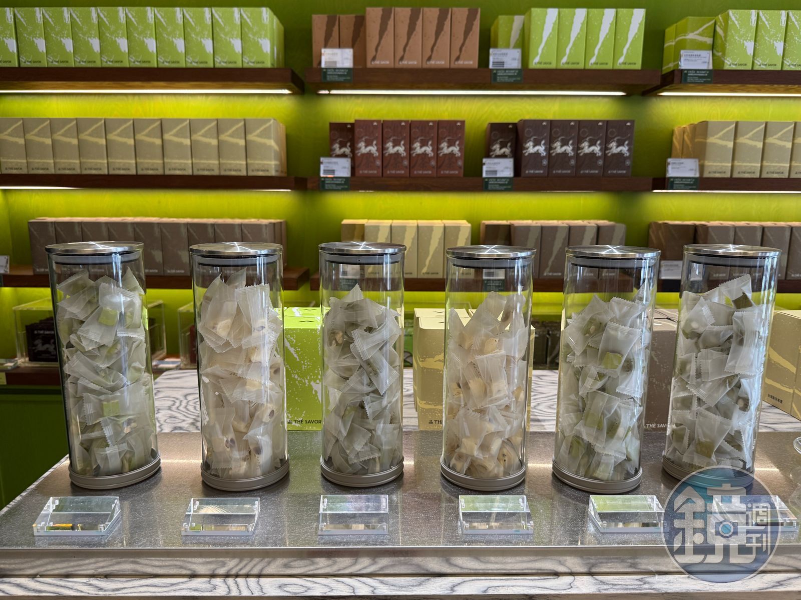 店裡集結茶牛軋糖、薄脆捲餅、「TH&Eacute; TRIONE台灣奶茶粉」與「TH&Eacute; DROP台灣茶濾掛」等商品，滿足自用與送禮需求。