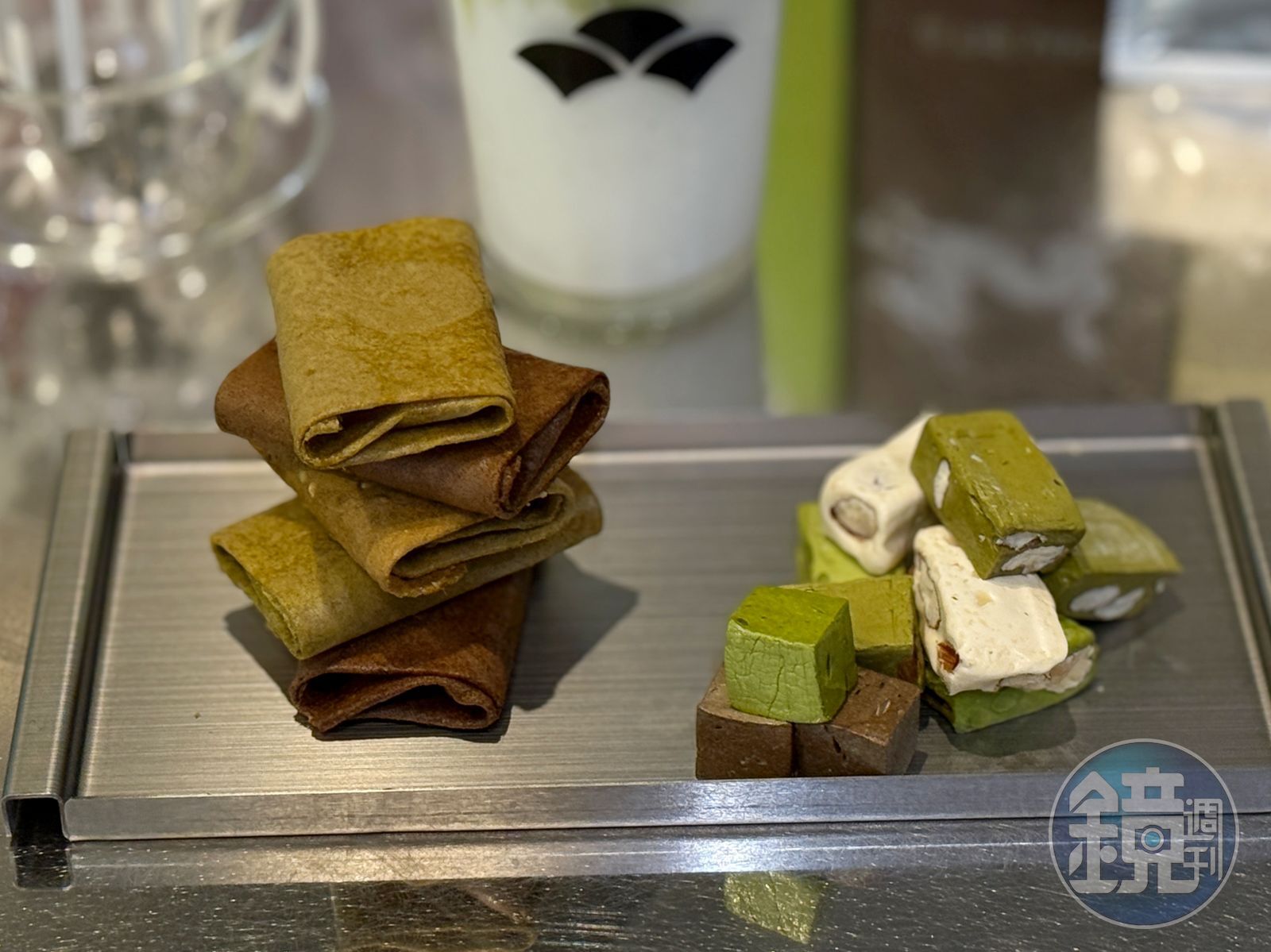 「TH&Eacute; ROULEAU 薄脆捲餅」（左，300元／盒）與一口大小、不添加堅果的「TH&Eacute; CUBE 小茶方」（前左，300～450元／盒）以及茶香濃郁的「TH&Eacute; NOUGAT 牛軋糖」（前右，300～450元／盒）皆很適合放在辦公室當零食點心。