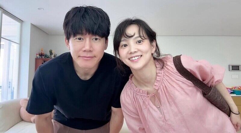 《鐵拳教育》金武烈老婆是誰？模範夫妻始於「一場意外告白」，尹昇娥的氣質穿搭值得學習！