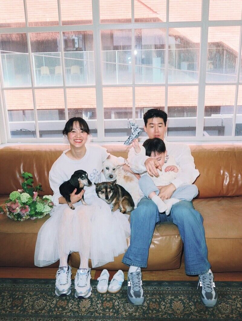 《鐵拳教育》金武烈老婆是誰？模範夫妻始於「一場意外告白」，尹昇娥的氣質穿搭值得學習！