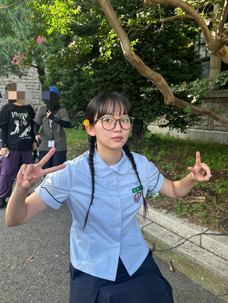 《鐵拳教育》秦基周37歲演高中生無違和！白襯衫、牛仔褲穿出大學生氣息，私服關鍵其實是「乾淨感」