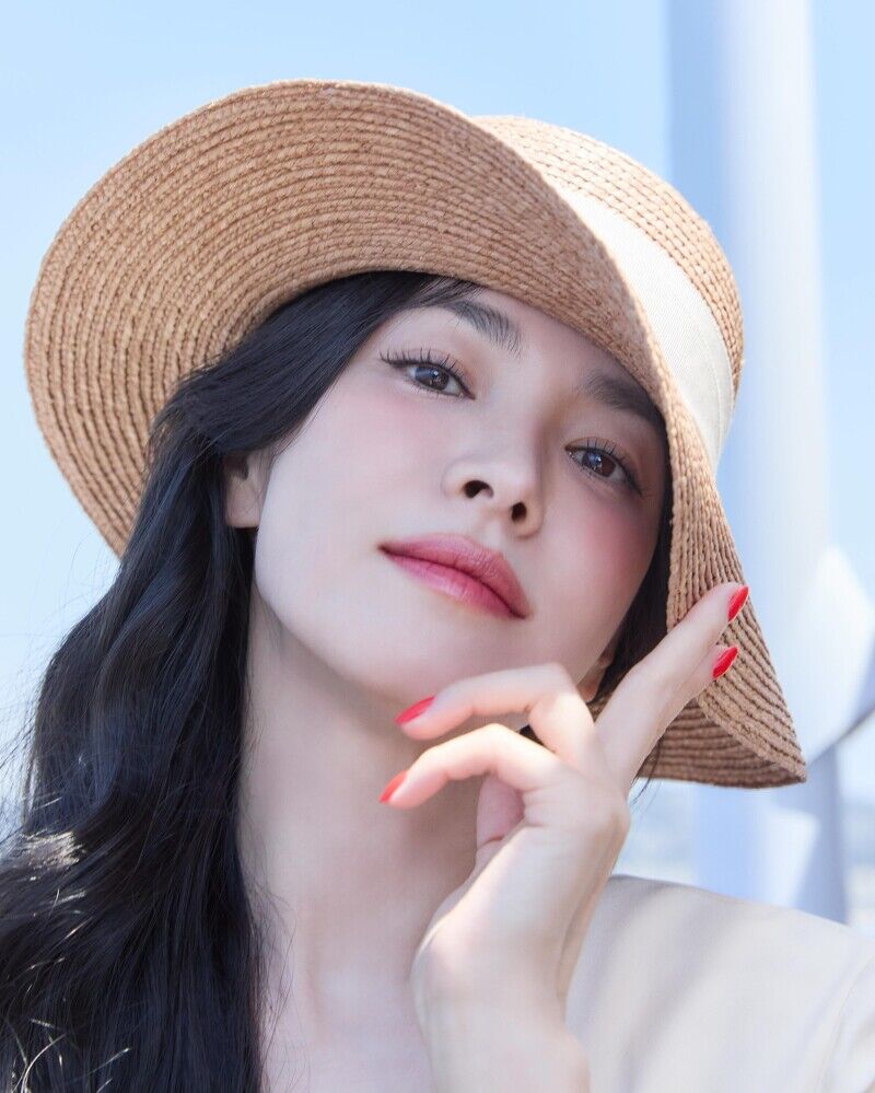 宋慧喬國寶級美貌讓韓網又淪陷！法國行美照兩頂草帽是這品牌，優雅、防曬還能當你度假範本