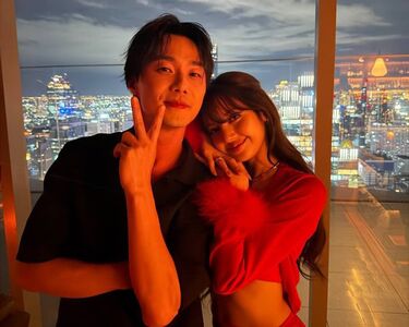 BLACKPINK Lisa緊貼「靠肩依偎」露甜笑　對象是台灣戲劇男神！