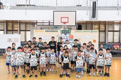 高錦瑋現身雲豹「豹小子夏令營」規模創紀錄 養傷仍心繫中華隊