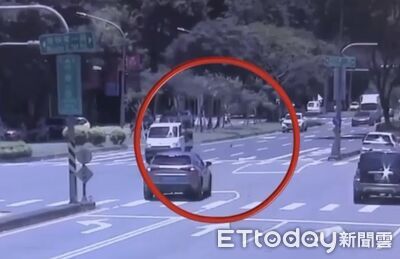 高雄男皮夾放車斗噴落!車道驚見「鈔票雨」 警民撿回4萬餘元