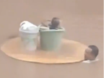 破紀錄!廣西多地遭暴雨侵襲 男子將「嬰兒裝水桶」逃生