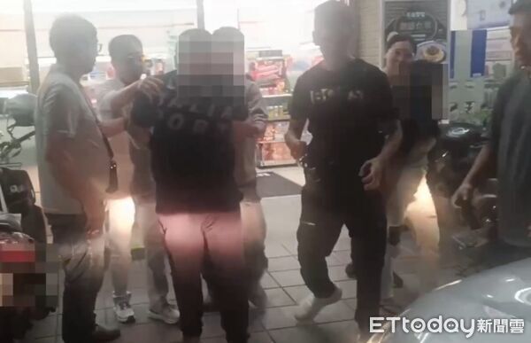 ▲涉嫌殺害傅姓男子的張姓主嫌在超商前落網            。（圖／記者吳奕靖翻攝）