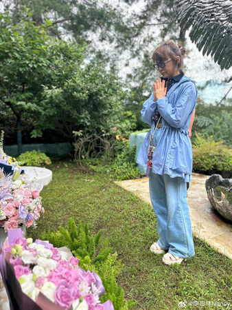 ▲▼李玟逝世3週年！二姊李思林前去墓園獻花悼念。（圖／翻攝自微博）