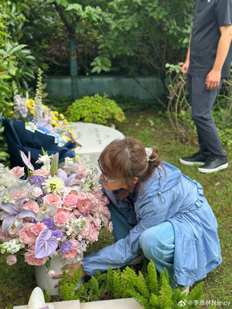 ▲▼李玟逝世3週年！二姊李思林前去墓園獻花悼念。（圖／翻攝自微博）