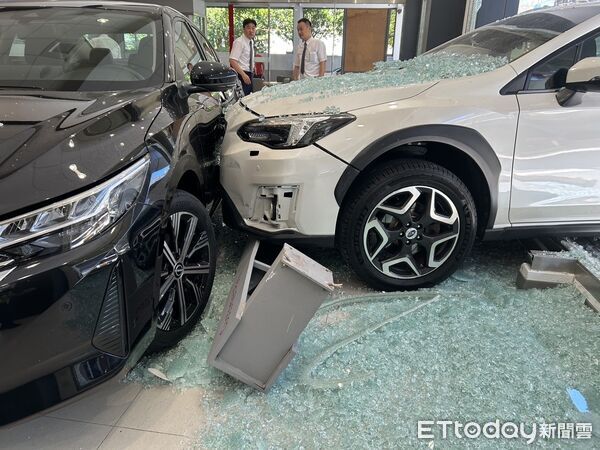 [新聞] Subaru踢館Nissan！高雄女停車誤踩油門　 - 八卦 - PTT.BEST 批踢踢爆文 3
