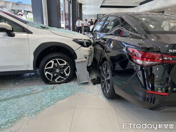 [新聞] Subaru踢館Nissan！高雄女停車誤踩油門　 - 八卦 - PTT.BEST 批踢踢爆文 2