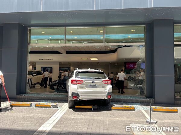 [新聞] Subaru踢館Nissan！高雄女停車誤踩油門　 - 八卦 - PTT.BEST 批踢踢爆文