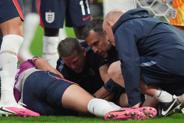 ▲英格蘭老將亨德森（Jordan Henderson）場邊慶祝翻過廣告看板時不甚摔傷手腕。（圖／達志影像／美聯社）