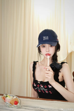 ▲▼頂流網美18獵男照震撼陸娛！網挖出 「正午陽光公子哥」。（圖／翻攝自微博）
