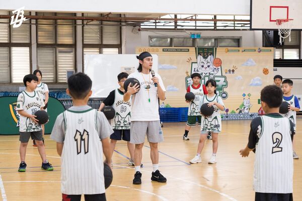 ▲高錦瑋現身雲豹「豹小子夏令營」指導後進，即便養傷仍心繫中華隊。（圖／雲豹提供）