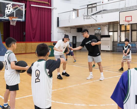 ▲高錦瑋現身雲豹「豹小子夏令營」指導後進，即便養傷仍心繫中華隊。（圖／雲豹提供）