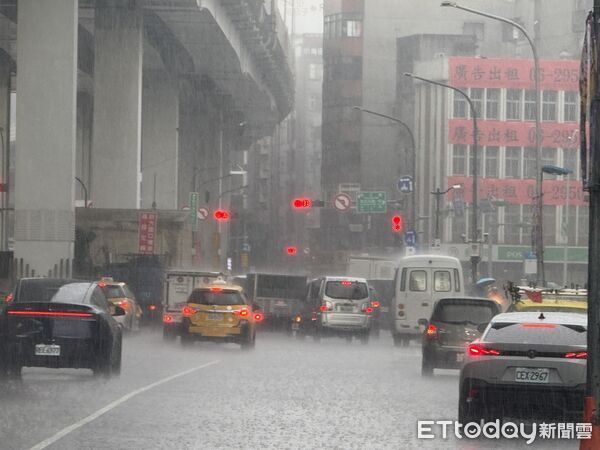 ▲▼天氣,下雨,大雨      。（圖／記者徐文彬攝）
