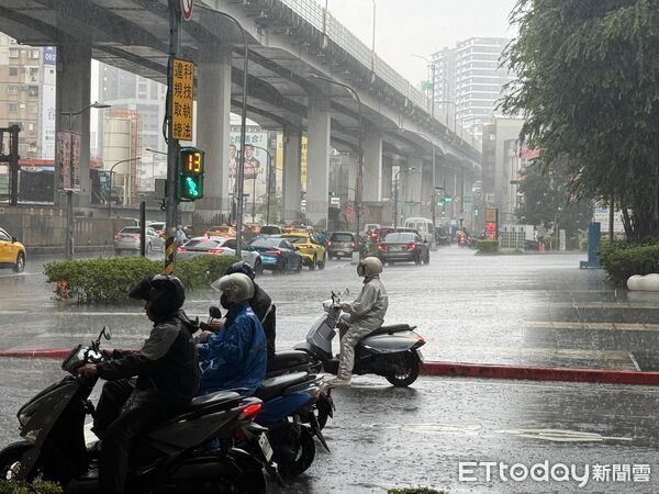 ▲▼天氣,下雨,大雨      。（圖／記者徐文彬攝）