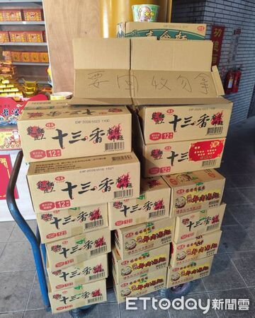 ▲石龍宮下架、回收有疑慮的泡麵。（圖／翻攝「中寮石龍宮-泡麵土地公」臉書粉專）