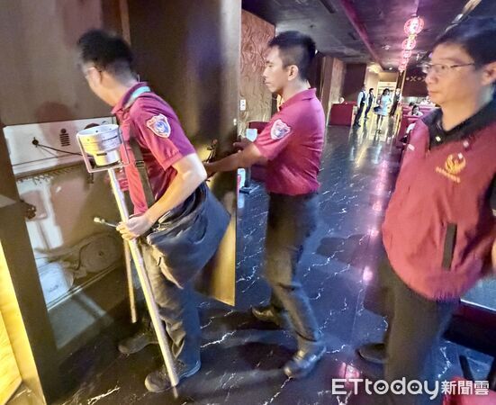 ▲台南市政府消防局暑假期間啟動專案檢查，針對KTV、電影院、補習班及遊樂場所等青少年熱門聚集地加強消防安全稽查。（記者林東良翻攝，下同）