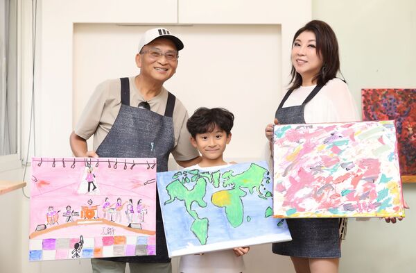 ▲▼ 陳思安、孔鏘老師與寶貝金孫暖助受虐兒             。（圖／台灣愛與希望國際關懷協會提供）