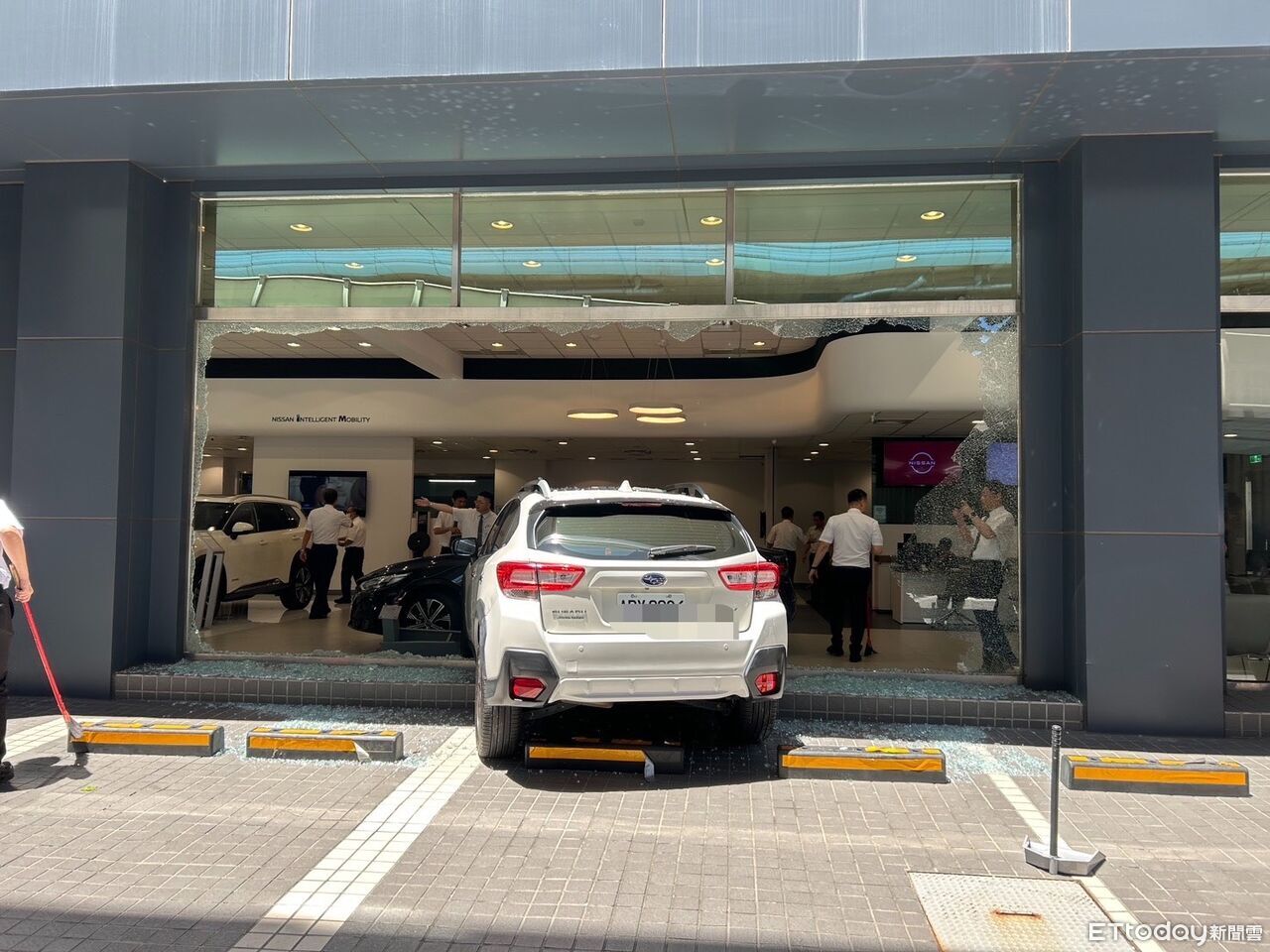 Subaru踢館Nissan!高雄女停車誤踩油門 撞破展示間玻璃 | ETtoday社會新聞 | ETtoday新聞雲