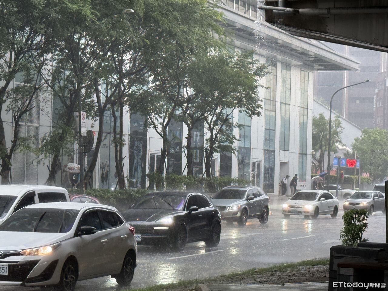 快訊/20縣市豪大雨特報「5地紫爆」 巴威颱風到家門口 | ETtoday生活新聞 | ETtoday新聞雲