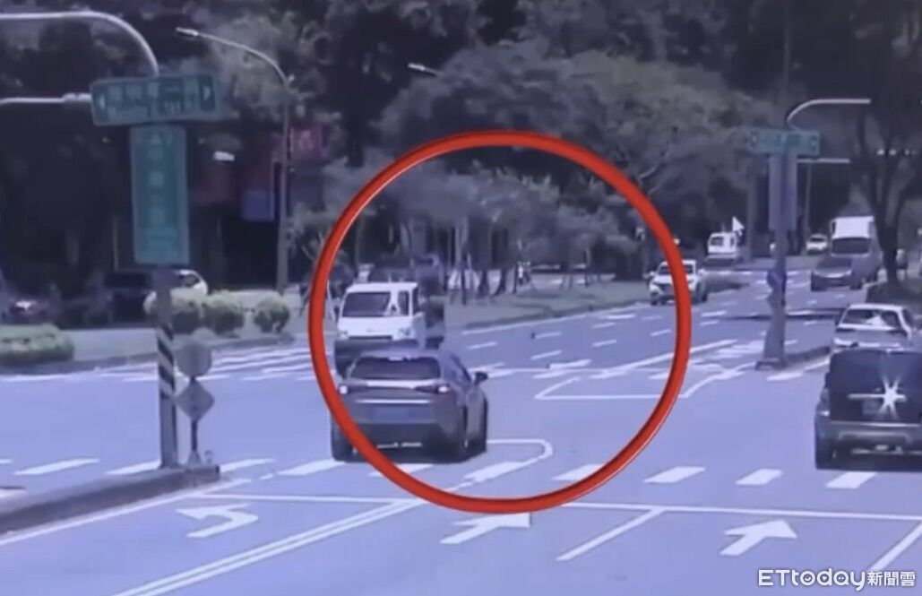高雄男皮夾放車斗噴落!車道驚見「鈔票雨」 警民撿回4萬餘元 | ETtoday社會新聞 | ETtoday新聞雲