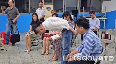基隆名人幼兒園涉虐童 謝國樑90度鞠躬向家長道歉