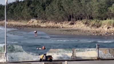 苗栗龍鳳漁港情人橋遊客溺水!海巡遙控救生圈救人 過程超驚險
