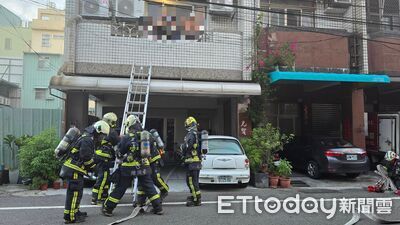 快訊/大里透天厝清晨竄火!一家五口一度困陽台 母子3人送醫