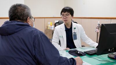 2歲童狂咳找不到過敏原　竟是阿公「抽完菸抱孫」惹禍