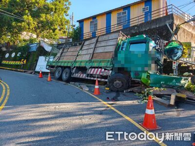 清境路段大貨車逆撞邊坡！西瓜汁流滿地　男子受困駕駛座