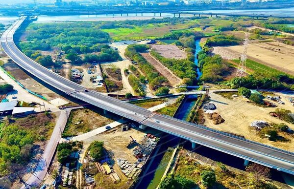 ▲大肚和美跨河橋梁合龍10月底通車。（圖／翻攝自王惠美臉書）