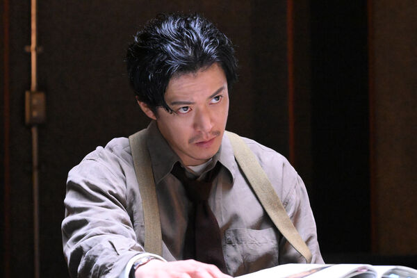 ▲小栗旬在劇中有大量追逐戲。（圖／Netflix提供）