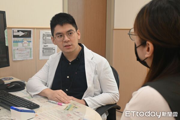 ▲台南市立安南醫院神經內科醫師蕭哲輝提醒，健忘不一定就是失智，也可能與焦慮、憂鬱或正常老化有關，建議尋求專科醫師評估。（記者林東良翻攝）
