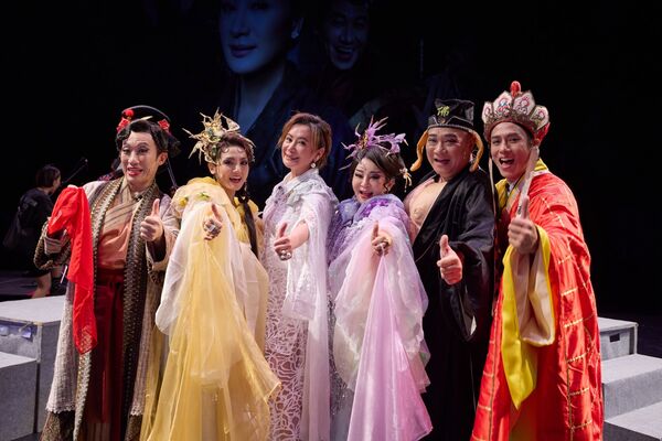 ▲郭子乾（左起）、Dora謝雨芝、陳亞蘭、王彩樺、白雲、莊凱勛演出《女俠俱樂部》公益舞台劇《黑家店》。（圖／尊鵬國際有限公司提供）。