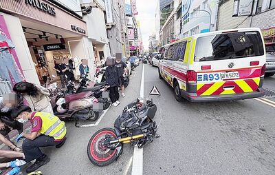 阿北突開門擊落機車！短褲女騎士兩腳朝天慘摔　險被小黃輾過