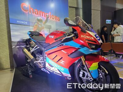 直擊/張雪機車登台!WSBK奪冠神車「本尊現身」榮耀發表會