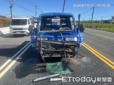 快訊/高雄驚悚追撞!小貨車「車頭全爛」 駕駛受困救出搶救