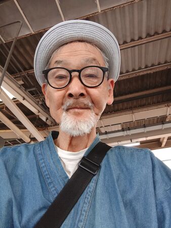 ▲▼演戲演到76歲爆紅！《地面師》阿公男星五頭岳夫年收增3倍。（圖／翻攝自X）