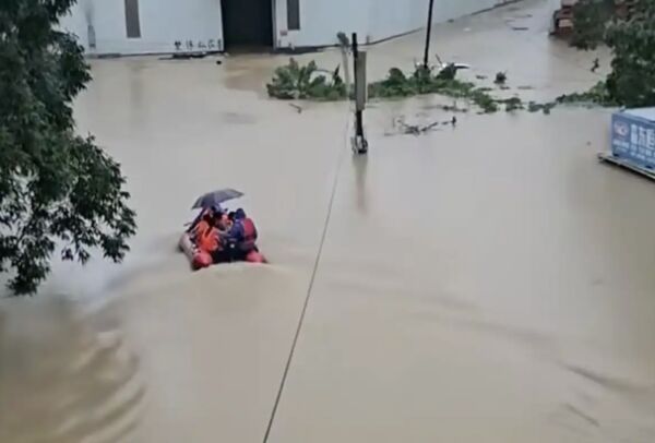▲▼廣西洪災300人困學校　圍牆遭沖垮「一整天沒進食」。（圖／翻攝微博）