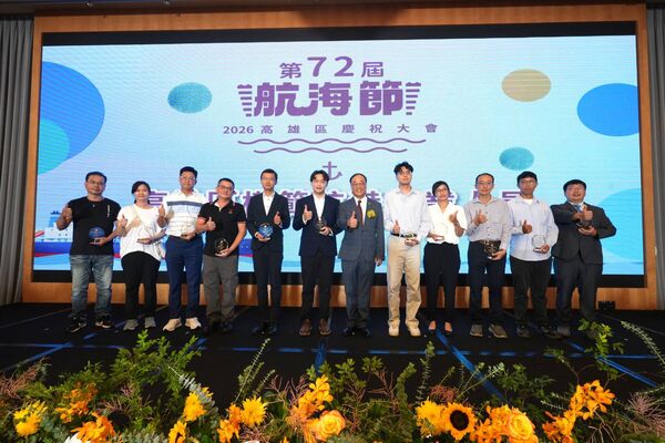 ▲港務公司周永暉董事長(左7)頒發模範航港從業人員獎。（圖／港務公司提供）