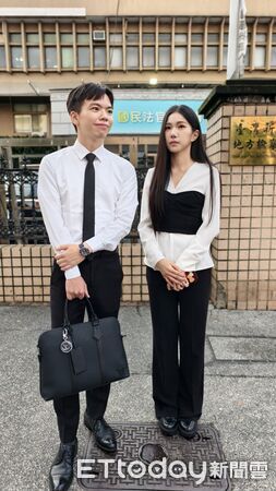 ▲▼眾量級頻道情侶檔張家寧與Andy（王崇睿）分手拆夥，衍生家寧涉犯妨害電腦使用罪嫌、家寧媽曾淑惠（白衣）、家寧爸張國龍與家寧妹張家芸（黑衣）涉犯逃漏稅等訴訟，新北地院今7/7開庭，5人到齊。（圖／記者黃哲民攝）