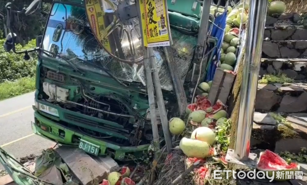 ▲西瓜車清境自撞卡側溝，現場西瓜碎裂滿地。（圖／記者高堂堯翻攝）