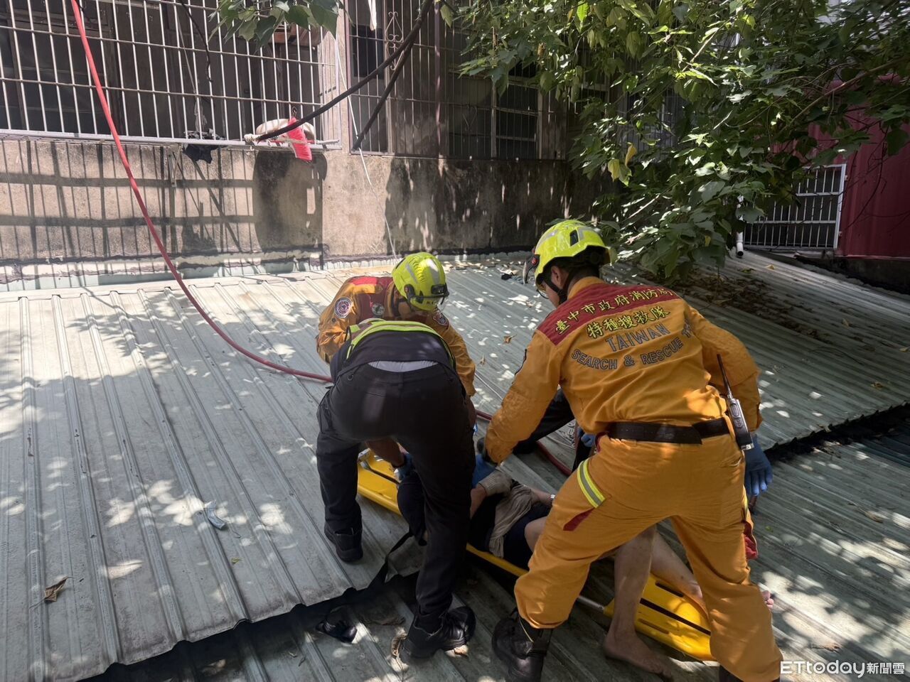 台中阿北清理雨遮滑倒!躺一早上「姿勢沒變過」...鄰居急報案 | ETtoday社會新聞 | ETtoday新聞雲