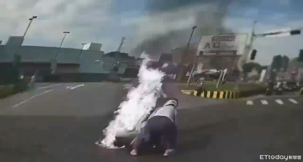 驚悚畫面!機車被聯結車撞倒瞬間燃燒 女騎士慘成人形火球重傷 | ETtoday社會新聞 | ETtoday新聞雲