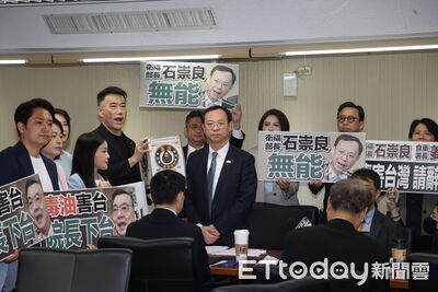 遭藍委集體包圍要求道歉下台　石崇良臉色鐵青未回應