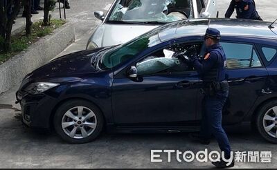 破窗攻堅!高雄警毒駕攔檢實戰訓練 30輛報廢車成教材